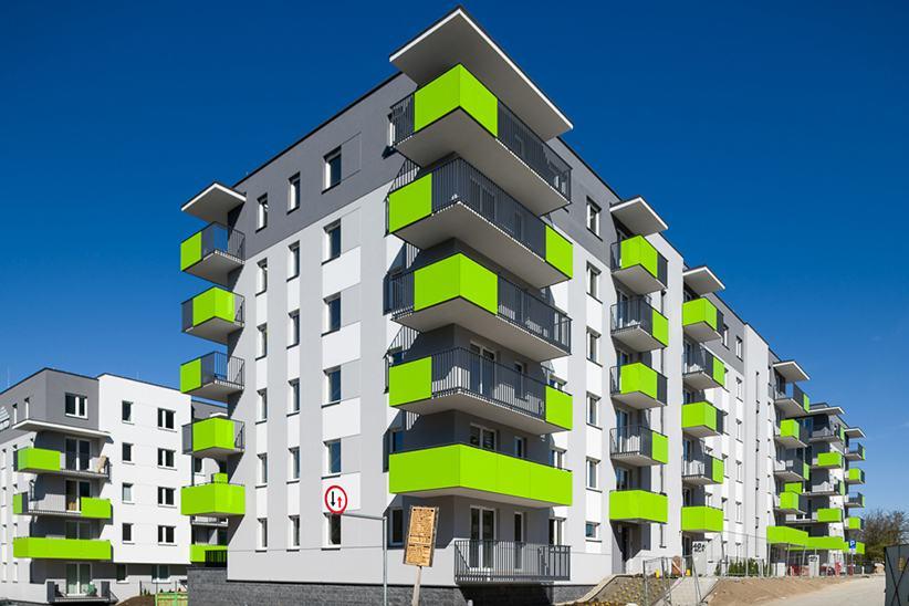 Wizualizacja bloku mieszkalnego z zielonymi balkonami